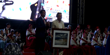L’actor Pere Ponce canta l’himne de la Cinta durant el pregó de Festes de Tortosa