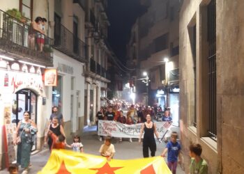 Centenars de persones il·luminen Tortosa amb torxes per reclamar la independència