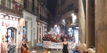 Centenars de persones il·luminen Tortosa amb torxes per reclamar la independència