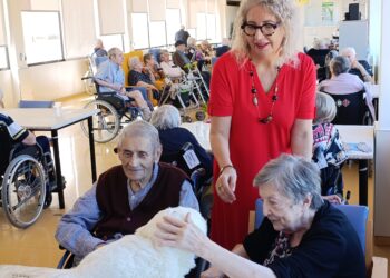 Arriba a la Llar Santa Creu de Jesús el robot de companyia Nuka per millorar la qualitat de vida dels residents