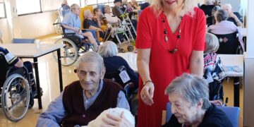 Arriba a la Llar Santa Creu de Jesús el robot de companyia Nuka per millorar la qualitat de vida dels residents