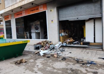 L’incendi a una botiga d’electrodomèstics d’Amposta ha causat danys estructurals a 25 habitatges