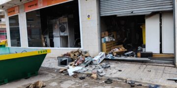 L’incendi a una botiga d’electrodomèstics d’Amposta ha causat danys estructurals a 25 habitatges