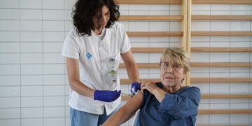 Comença la campanya de vacunació contra la grip i la covid-19