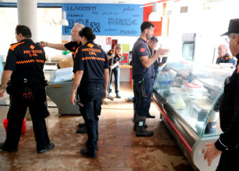 Bombers i voluntaris intensifiquen les tasques pels aiguats a Alcanar, la Ràpita i Amposta