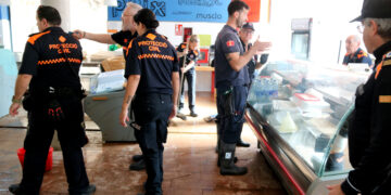 Bombers i voluntaris intensifiquen les tasques pels aiguats a Alcanar, la Ràpita i Amposta