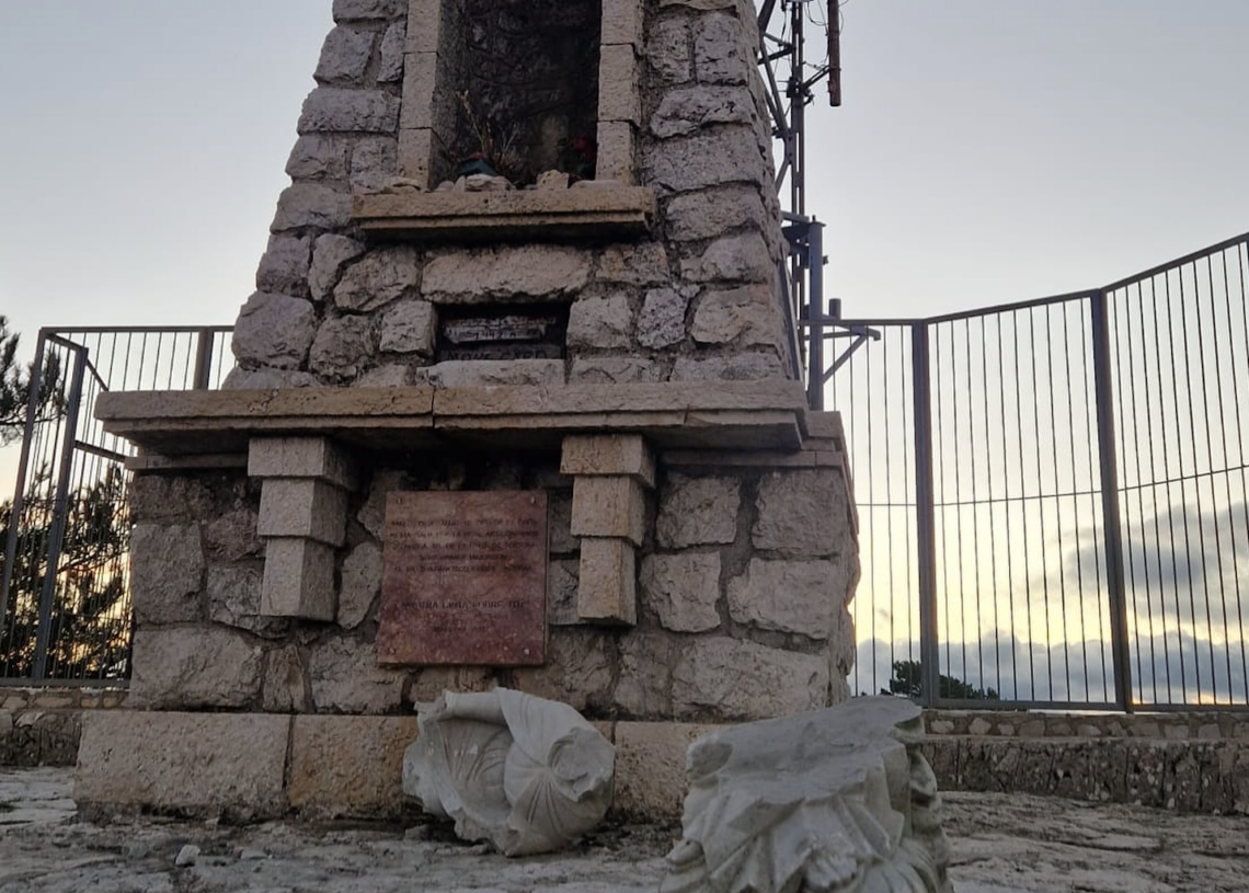 Obren una investigació per la destrossa de la imatge de la Cinta del cim de Caro