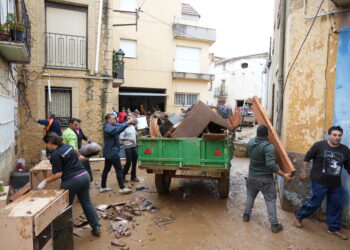Els veïns de Godall es mobilitzen per treure el fang de les cases