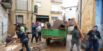 Els veïns de Godall es mobilitzen per treure el fang de les cases