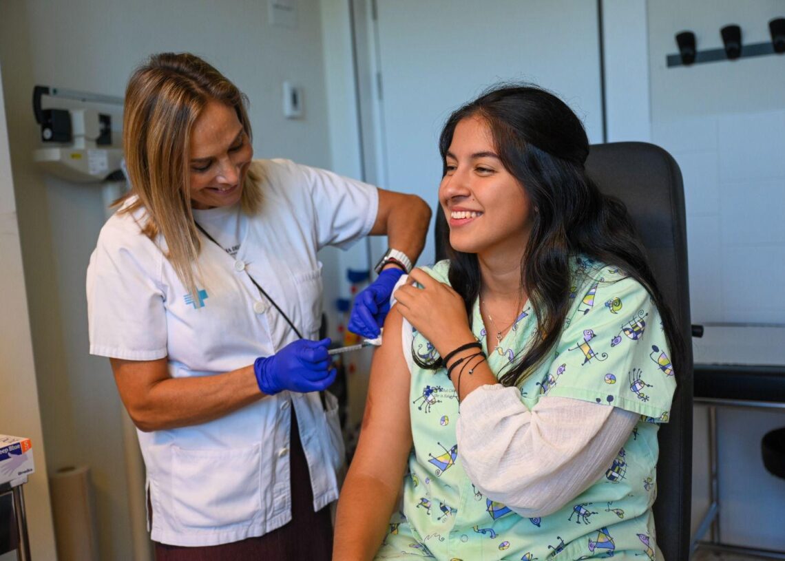 Arrenca la campanya de vacunació: a qui li toca la de la grip, COVID-19 o totes dues