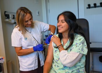 Arrenca la campanya de vacunació: a qui li toca la de la grip, COVID-19 o totes dues