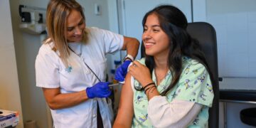 Arrenca la campanya de vacunació: a qui li toca la de la grip, COVID-19 o totes dues