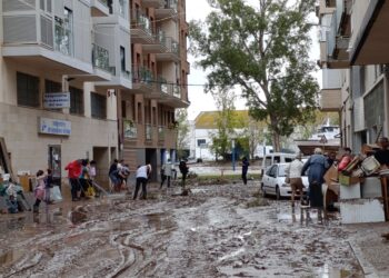 Veïns de La Ràpita: “Empenyíem la porta cap a fora i l’aigua ho feia cap a dins”