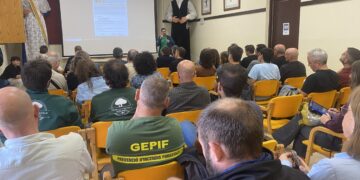 Una trentena de professionals analitzen els reptes en l’extinció dels grans incendis a l’Ebre després del foc de Paüls