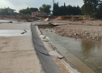 Les màquines comencen a treballar per treure sediments del barranc de la Galera