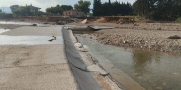 Les màquines comencen a treballar per treure sediments del barranc de la Galera