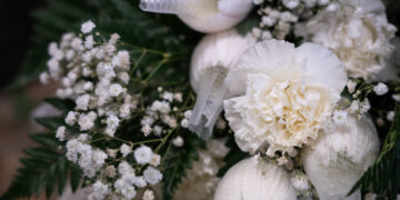 Els clavells rojos i blancs continuen sent els més escollits per Tots Sants