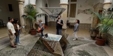 L’obra ‘Quimera’, que plasma la transició entre dormir i llevar-se, s’endú el premi del jurat del festival A Cel Obert