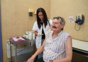 Salut inicia la vacunació contra la grip i la covid-19 per a persones amb risc i majors de 60 anys