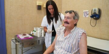 Salut inicia la vacunació contra la grip i la covid-19 per a persones amb risc i majors de 60 anys