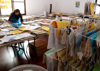 Arxivers i restauradors recuperen el patrimoni documental de Godall que va negar l’aigua i el fang de la barrancada