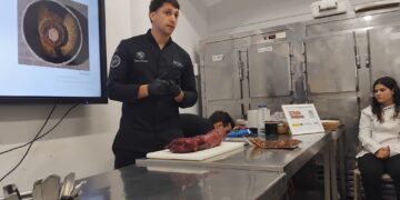 La formació per impulsar el consum de la carn de caça arriba a l’Escola d’Hoteleria de Tortosa