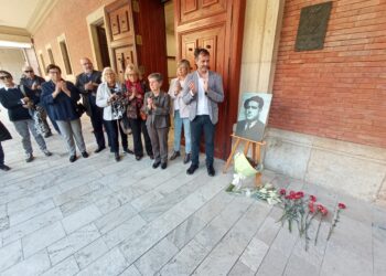 Tortosa homenatja l’alcalde republicà Josep Rodríguez amb una llamborda davant de l’ajuntament