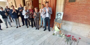 Tortosa homenatja l’alcalde republicà Josep Rodríguez amb una llamborda davant de l’ajuntament