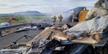 Un mort i un ferit greu en un accident amb tres camions implicats a l’AP-7 a l’Aldea