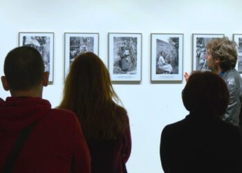 ‘Fotos amb joguets’: Tortosa acull una exposició que redescobreix el costat més íntim de Gabriel Casas