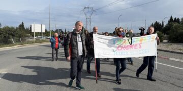 Trens Dignes talla la C-42 a l’Aldea per reclamar millores ferroviàries a les Terres de l’Ebre
