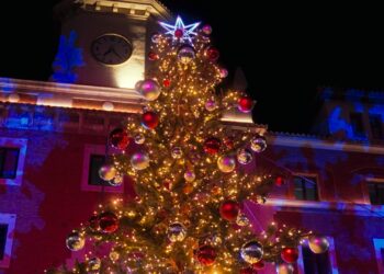 Tortosa encén el Nadal amb una plaça de l’Ajuntament plena de llum