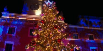 Tortosa encén el Nadal amb una plaça de l’Ajuntament plena de llum