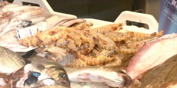 Els establiments s’omplen de productes frescos per la campanya de Nadal