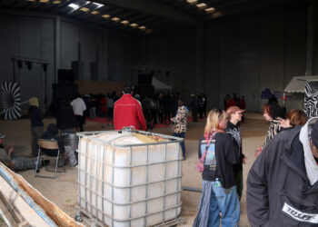 Prop d’un miler de persones participen en una ‘rave’ il·legal en unes naus  abandonades a la Sénia