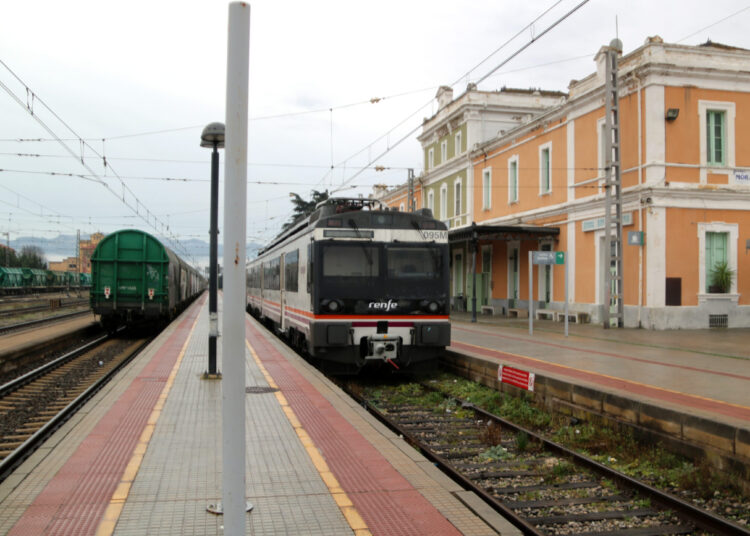 El ple de la Ribera d’Ebre aprova una declaració institucional crítica amb la gestió de la línia R15