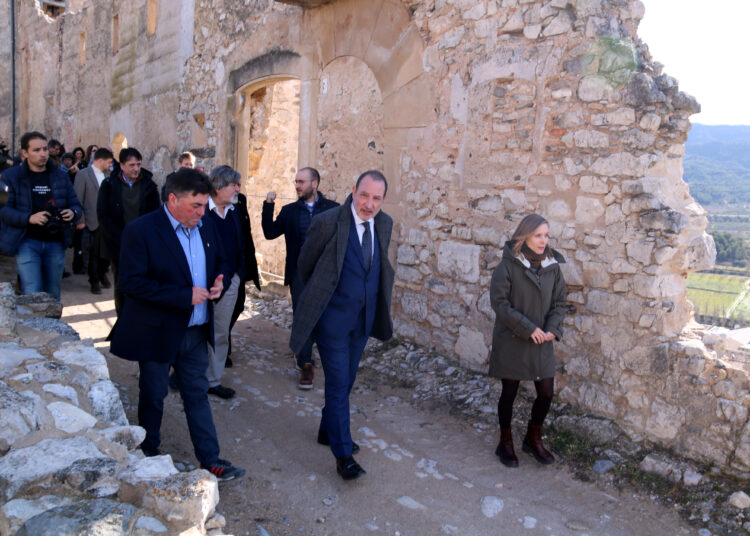 El Govern es compromet a buscar recursos per impulsar la rehabilitació del Poble Vell de Corbera d’Ebre