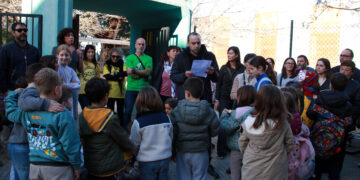 DocentS i famílies de l’Escola Horta Vella de la Ràpita es concentren per frenar la possible supressió d’una línia a I3