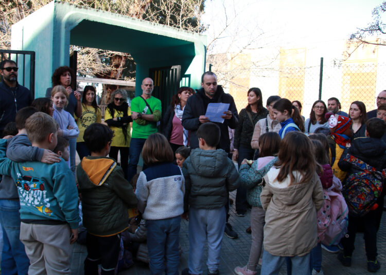 Docents i famílies de l’Escola Horta Vella de la Ràpita es concentren per frenar la possible supressió d’una línia a I3