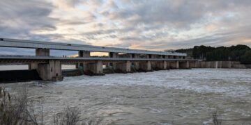 L’avinguda de l’Ebre supera els 5 metres d’alçada a Tortosa amb més de 1.500 m³/s