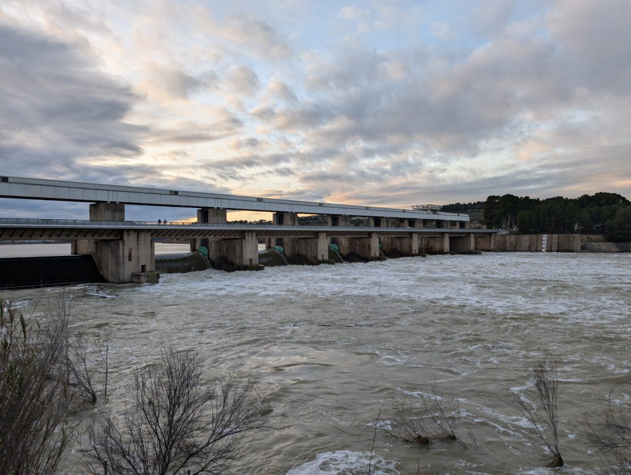 L’avinguda de l’Ebre supera els 5 metres d’alçada amb més de 1.500 m³/s en el tram final