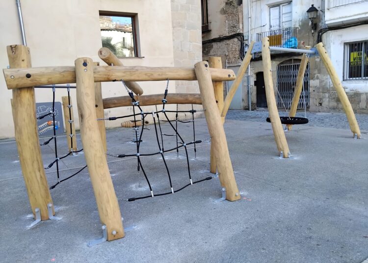 Recta final de la reurbanització de la plaça dels Dolors de Tortosa