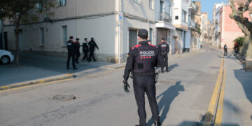 Desallotgen un edifici ocupat il·legalment a Amposta amb una vintena de residents