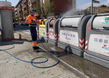 Tortosa posa en marxa un pla de xoc per a la neteja intensiva de les illes de contenidors