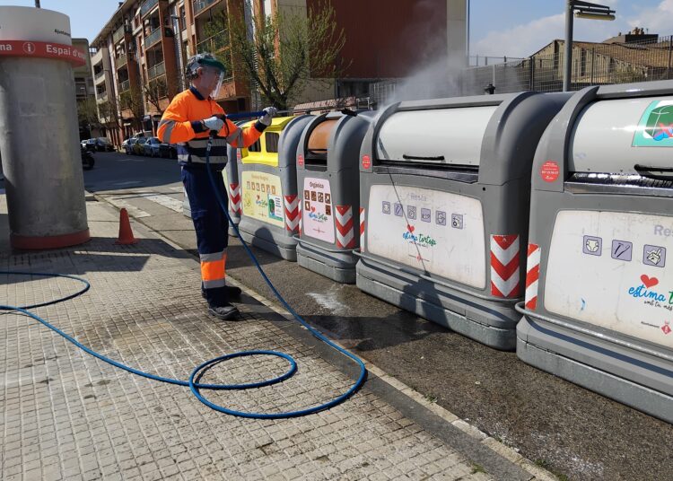 Tortosa posa en marxa un pla de xoc per a la neteja intensiva de les illes de contenidors
