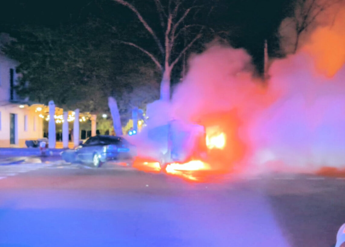 Detingut un home de 80 anys per incendiar tres vehicles de matinada a Roquetes