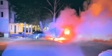 Detingut un home de 80 anys per incendiar tres vehicles de matinada a Roquetes