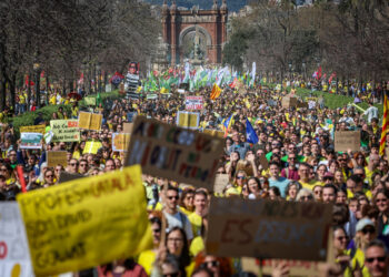 Mobilització massiva de docents a Barcelona per exigir un millor acord amb el Govern