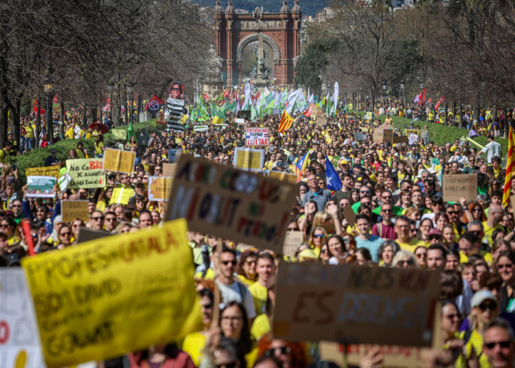 Mobilització massiva de docents a Barcelona per exigir un millor acord amb el Govern