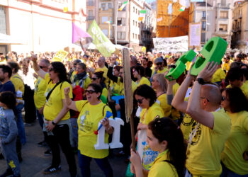 Més d’un miler de docents carreguen contra l’acord amb CCOO i UGT i el qualifiquen d’“error històric”